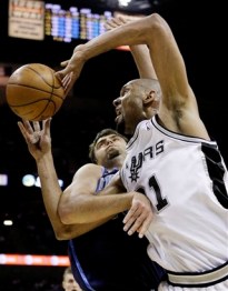 Duncan disputa bola com Okur