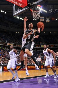 83010097RW023_SPURS_KINGS Na volta à Sacramento, Gooden foi apenas discreto (Photo by Rocky Widner/NBAE via Getty Images)