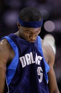 Mavericks Spurs Basketball Josh Howard não conseguiu repetir a boa partida que fez no Jogo 1 (Foto por Eric Gay/AP Photo)