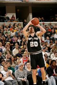 Manu tenta arremesso diante do Cleveland Cavaliers - argentino está fora da temporada