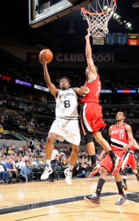 Roy deu tocasso em Mason no complemento da jogada (Photo by D. Clarke Evans/NBAE via Getty Images)