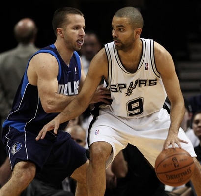 Parker foi um dos cestinhas do jogo, mas o Dallas foi mais eficiente e venceu a partida (Foto por Darren Abate/AP Photo) 