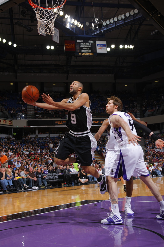 83010097RW015_SPURS_KINGS Parker tenta jogada na defesa californiana; francês foi destaque novamente (Photo by Rocky Widner/NBAE via Getty Images)