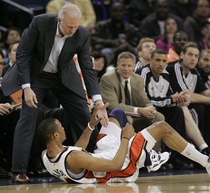O nem sempre cordial Popovich ajuda Anthony Randolph a levantar (Photo by Rocky Widner/NBAE via Getty Images)