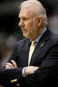 Spurs Mavericks Basketball Gregg Popovich tenta entender o que aconteceu com sua equipe. (AP Photo/Tony Gutierrez)