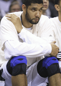 Duncan fica no banco durante segundo tempo contra o Portland: joelhos preocupam