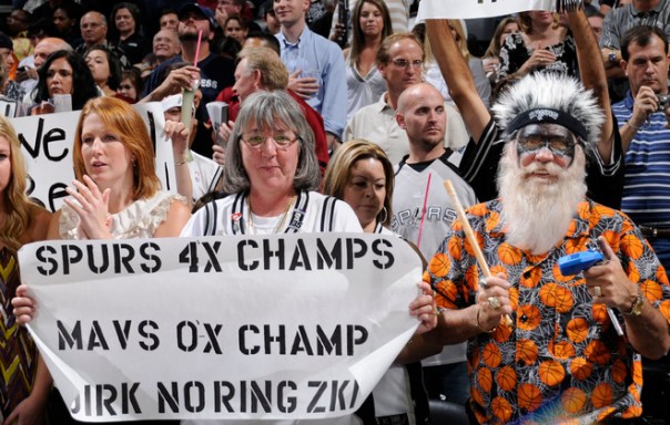 Mesmo com a eliminação, é sempre bom deixar nosso rivais alertas, como faz a torcedora (Getty Images)