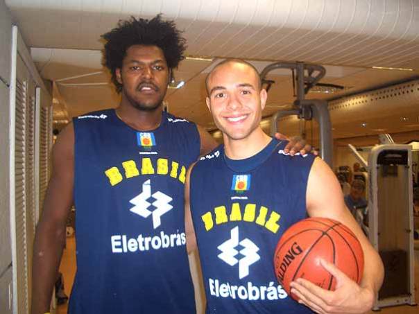 Hatila Passos (esq.) e Jonathan Tavernari (dir.) fazem parte da nova safra do basquete brasileiro; ambos foram lembrados na pré-lista de Moncho Monsalve