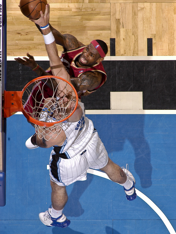 'NOT IN MY HOUSE, JAMES'. Marcin Gortat distribui toco no MVP, que parece um pouco irritado com o acontecido