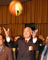 Contra derrota iminente, ex-presidente retirou candidatura antes mesmo dos votos