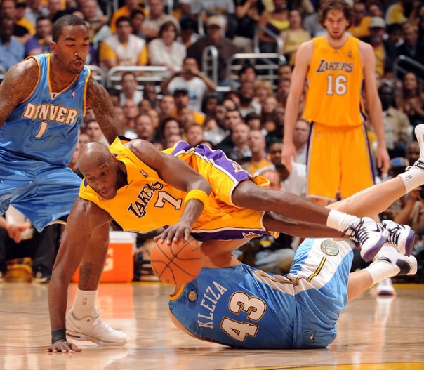 Ao fundo, Pau Gasol observa atentamente a jogada. Lamar Odom e Linas Kleiza disputam bola; aliás, alguém viu o Kleiza por aí?