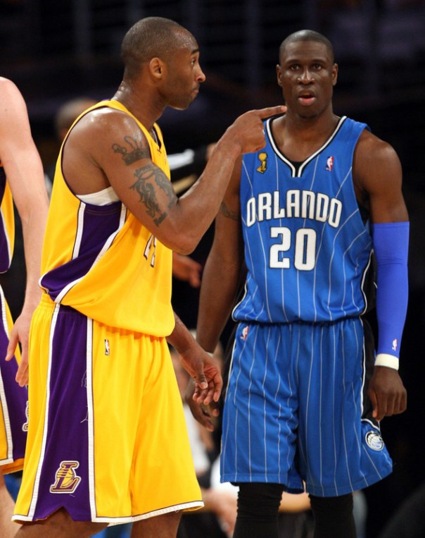 É VOCÊ MESMO! Kobe escolhe a dedo; Pietrus nem viu a cor da bola no massacre