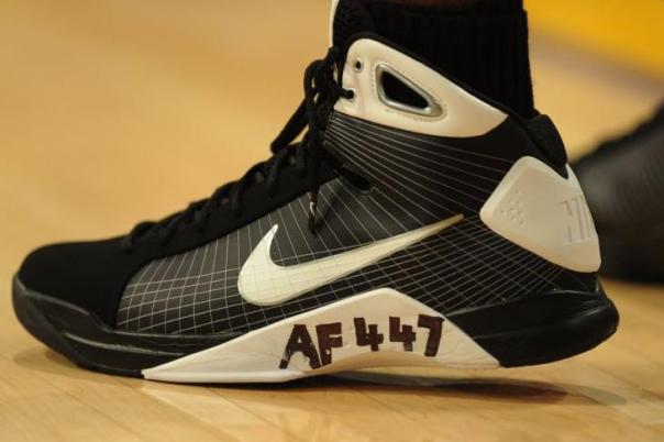 Câmera dá close no tênis do francês, que apesar da homenagem, teve noite discreta