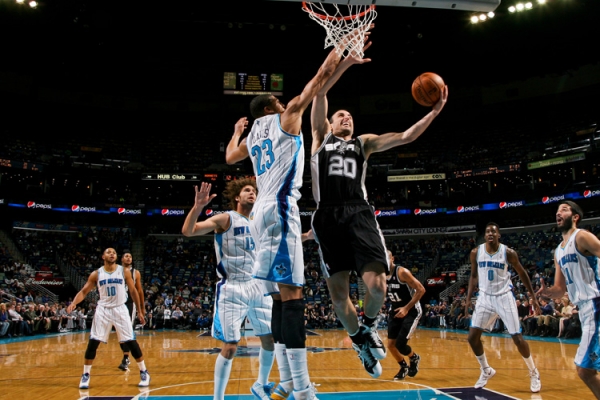 Manu tentou, mas não foi páreo (Layne Murdoch/NBAE/Getty)