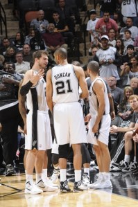 A dupla de garrafão comemora  (NBAE/Getty)
