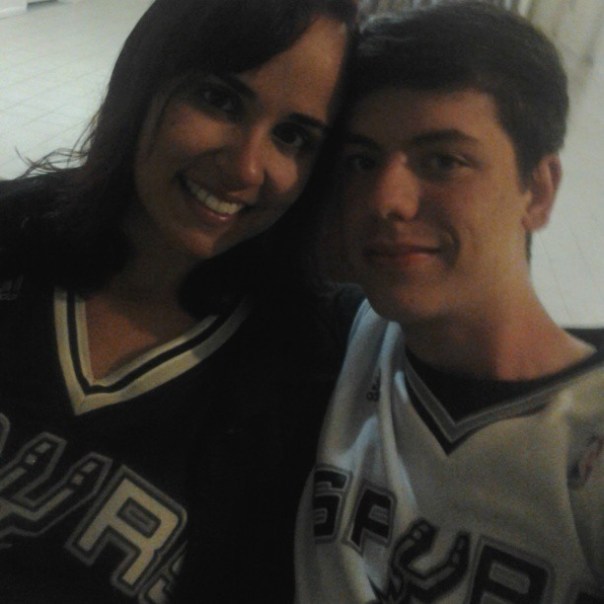 Regiane e Renan com a camisa do Spurs (Arquivo pessoal)