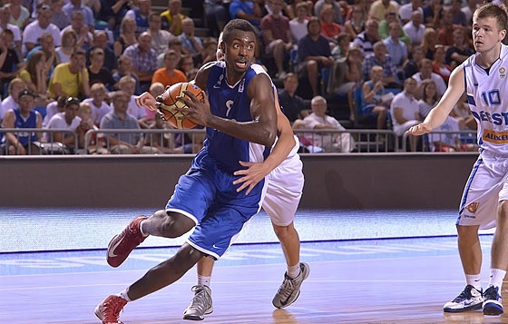 Jean-Charles brilhou contra a Estônia (Fiba Europe/Castoria/Marchi)