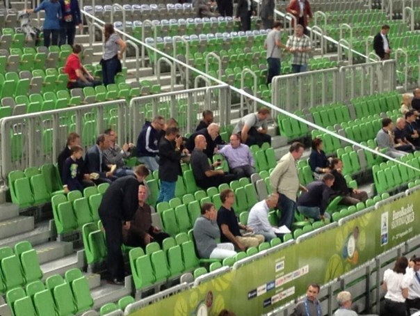 Buford aparece na primeira fila, de camiseta preta e óculos (Reprodução/Twitter)