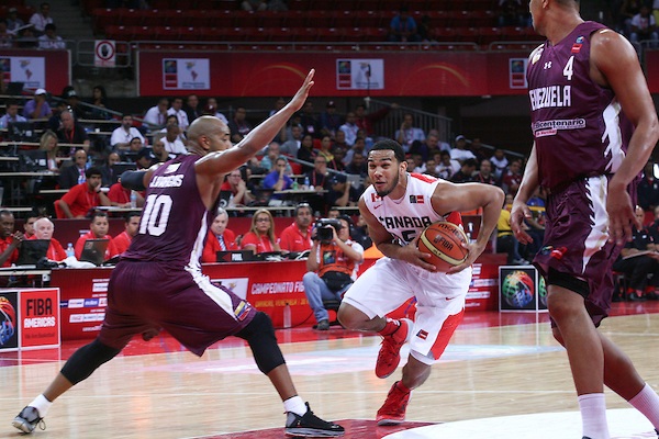 Joseph é um dos armadores do Spurs em ação na offseason (Samuel Vélez/Fiba Americas)