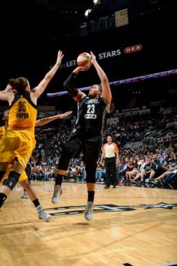 Danielle Adams domina o garrafão, a zona morta e a linha de três pontos; é a sexta mulher do San Antonio Stars (D. Clarke Evans)