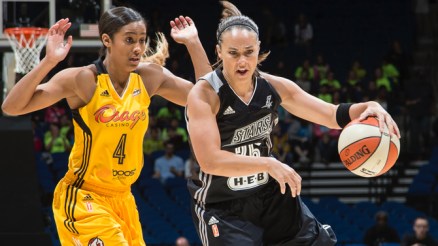 Skylar Diggins marca Becky Hammon durante o primeiro jogo da pré-temporada entre as equipes (wnba.com/stars)