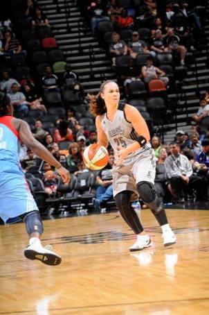 Becky Hammon, mesmo sentido o efeito de sua última lesão somada à idade, fez valer sua experiência e o seu papel de liderança em quadra contra o Washington Mystics, partida que não contou com a participação de Jia Perkins (D. Clarke Evans)