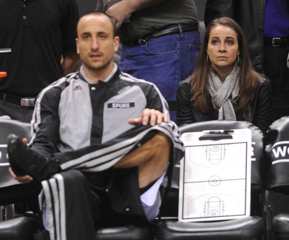 Entre um dos "comandados" na fase de teste de Hammon como técnica, estava o argentino Manu Ginobili (Billy Calzada/San Antonio Express)