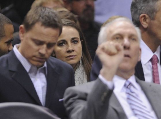 Atrás de Gregg Popovich e ao lado de Tony Parker, Becky Hammon, agora, faz parte do time deles - literalmente (Billy Calzada/San Antonio Express)