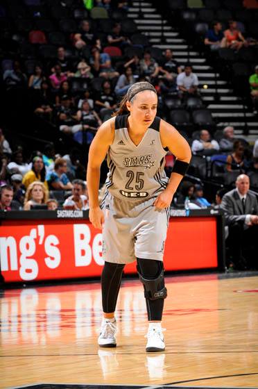 Becky Hammon ainda joga com proteção em seu joelho esquerdo, mas a prova de que já se recuperou são cada vez mais evidentes em quadra (NBAE/Getty Images)