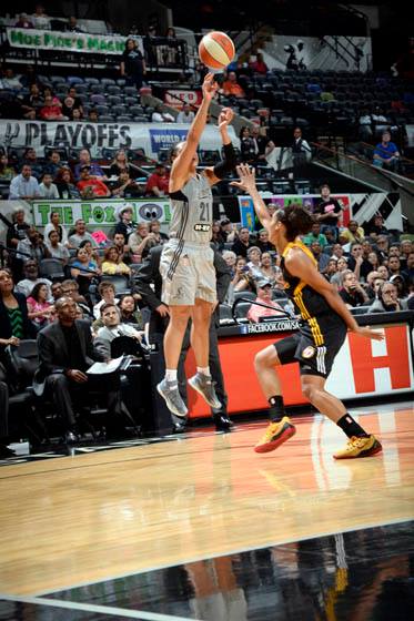 O arremessos que deu a vitória ao San Antonio Stars no dia 28 de maio foi exatamente desta maneira: Kayla McBride, para três, sobre Skylar Diggins. 30 pontos para a novata (NBAE/Getty Images)
