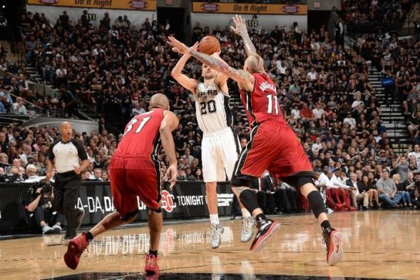 Com pontos e assistências, Manu ditou o ritmo do Spurs (Andrew D Bernstein/NBAE Getty Images)