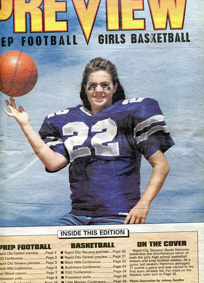 Considerada a melhor atleta de sua cidade, Becky Hammon foi capa da previsão de um jornal local para a temporada tanto do futebol americano quanto do basquete feminino da Stevens High School em 1994 (Arquivo)