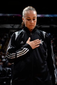 As homenagens para Becky Hammon não param. Sua carreira, que é um espelho e uma inspiração, deixa um legado para toda uma geração de garotas que sonham em chegar ao mais alto nível de basquete (sastars.com)