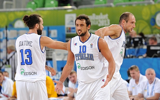 Belinelli em ação com a camisa da Itália (Fiba Europe/Castoria/De Massis)